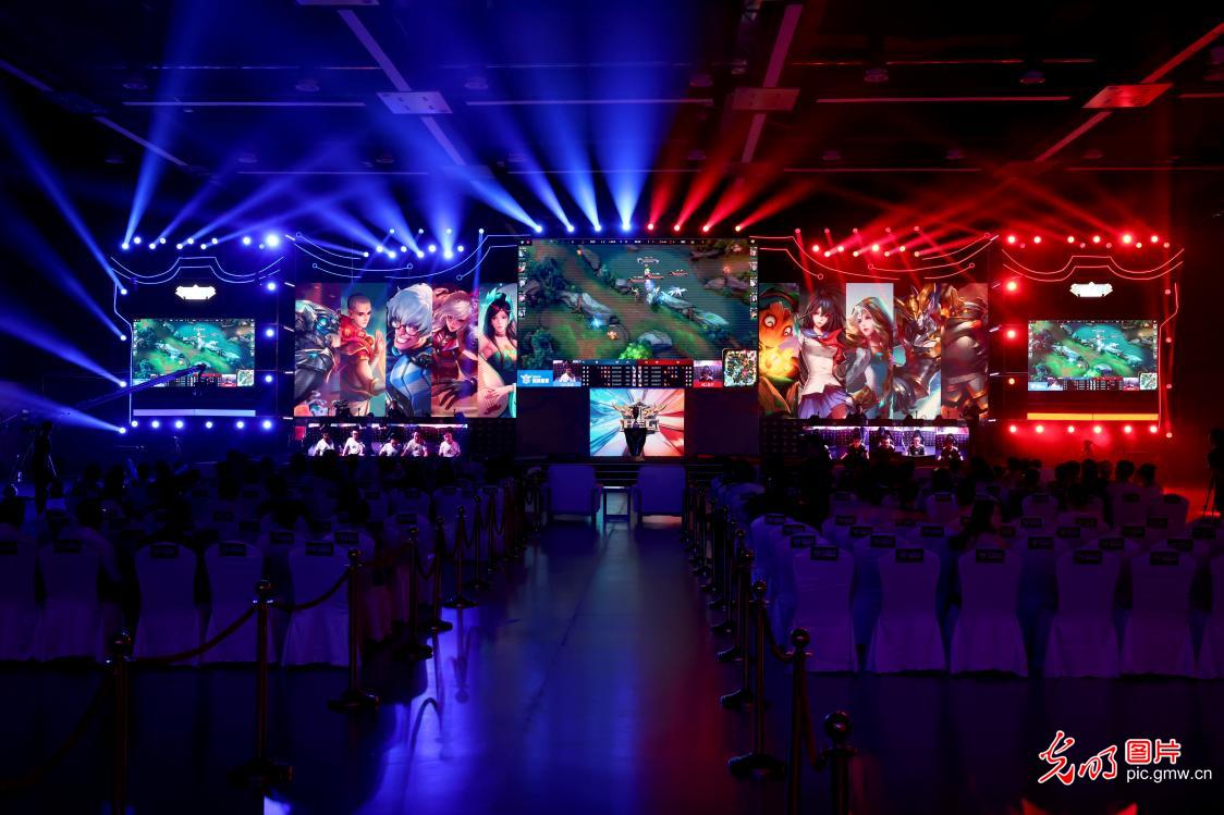 她多次逼迫 她多次逼迫