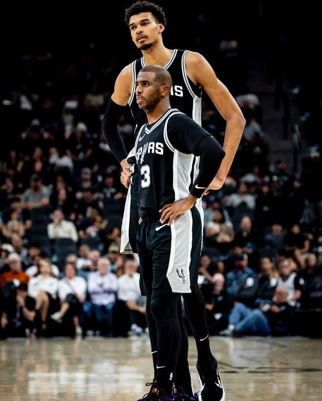 拳头试图压 拳头试图压